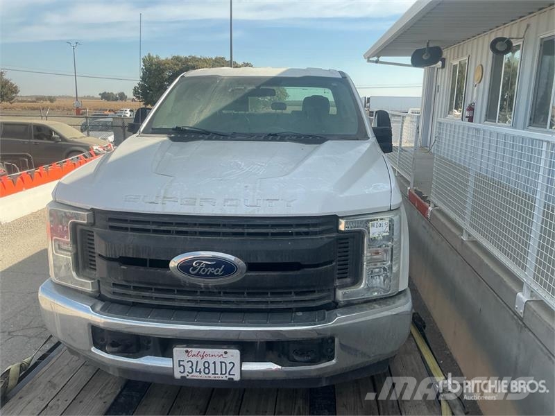 Ford F-250 XL 4x2 Crew Cab Pickup أخرى