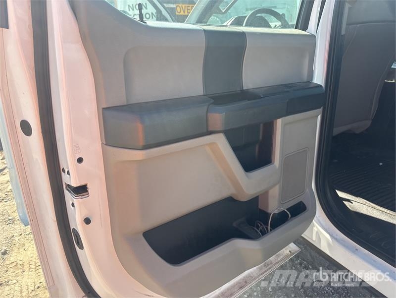 Ford F-250 XL 4x2 Crew Cab Pickup Ostalo