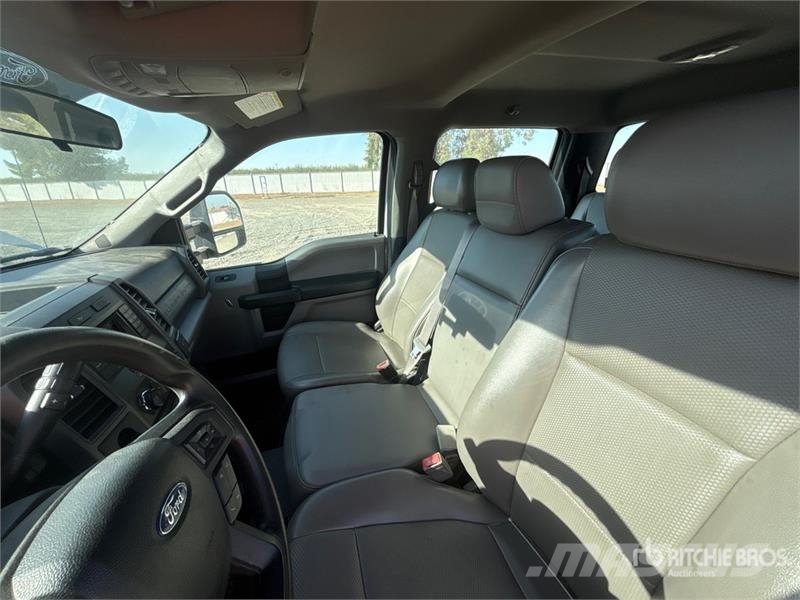 Ford F-250 XL 4x2 Crew Cab Pickup Andere Transporter