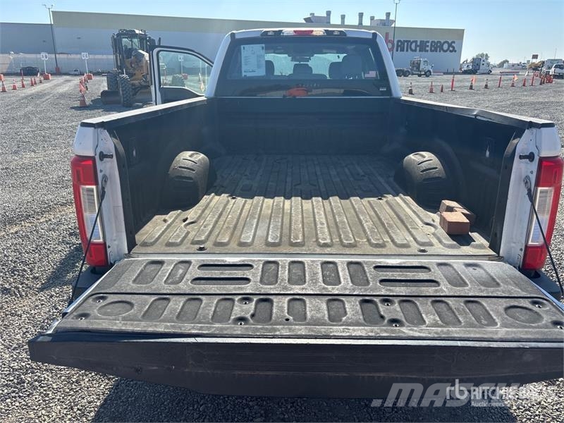 Ford F-250 XL 4x2 Crew Cab Pickup Andere Transporter