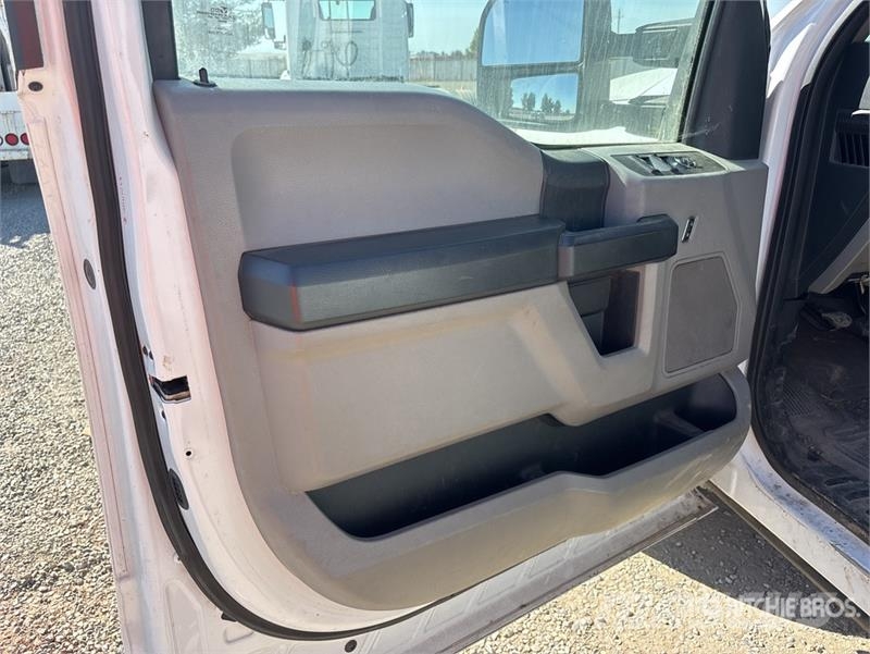Ford F-250 XL 4x2 Crew Cab Pickup Egyéb