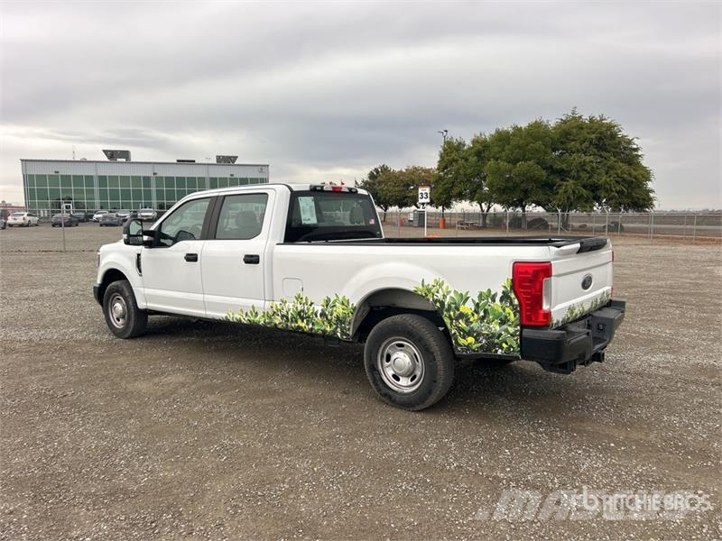 Ford F-250 XL 4x2 Crew Cab Pickup Furgoni altro