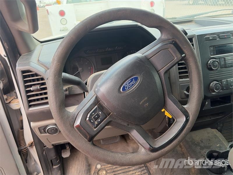 Ford F-250 XL 4x2 Crew Cab Pickup Други