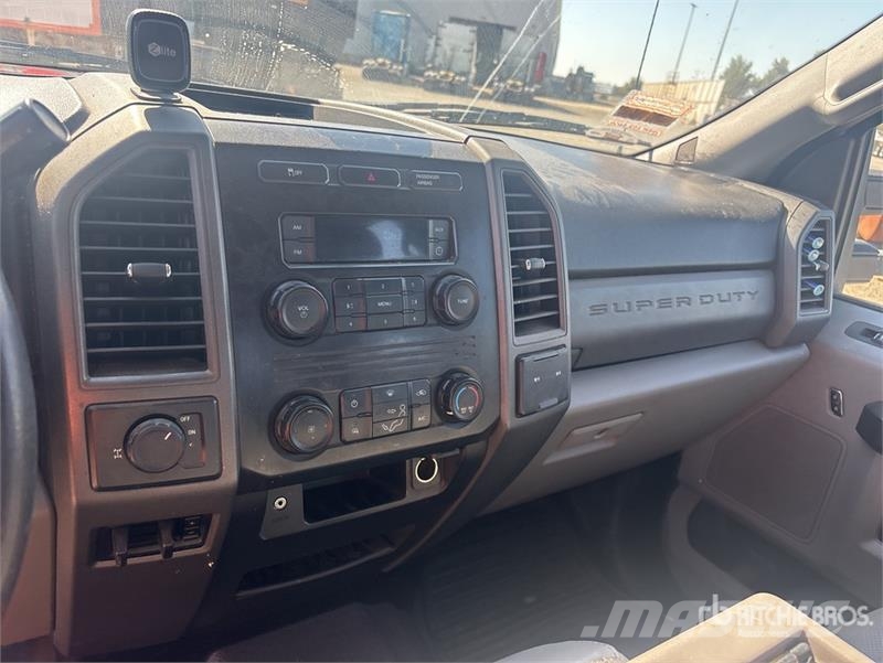 Ford F-250 XL 4x2 Crew Cab Pickup Ostalo
