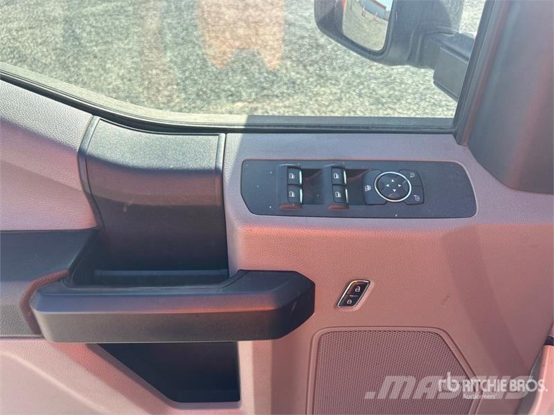 Ford F-250 XL 4x2 Crew Cab Pickup Andere Transporter