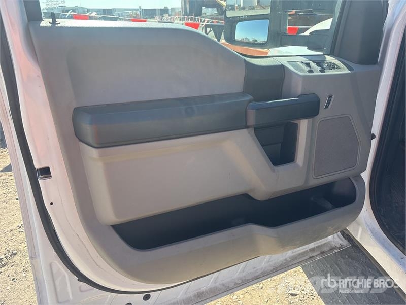 Ford F-250 XL 4x2 Crew Cab Pickup Ostalo