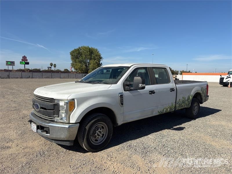 Ford F-250 XL 4x2 Crew Cab Pickup Egyéb