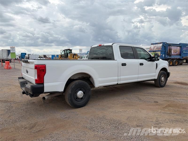 Ford F-250 XL 4x2 Crew Cab Pickup Други