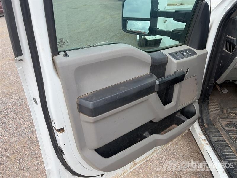Ford F-250 XL 4x2 Crew Cab Pickup Други