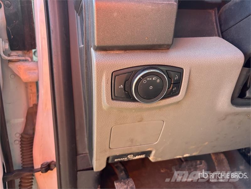 Ford F-250 XL 4x2 Crew Cab Pickup Egyéb