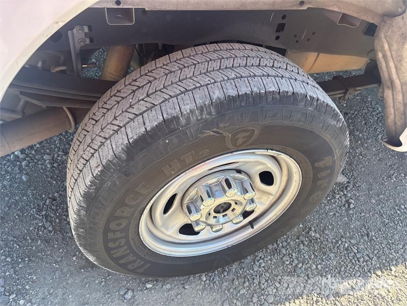 Ford F-250 XL 4x2 Crew Cab Pickup Ostalo