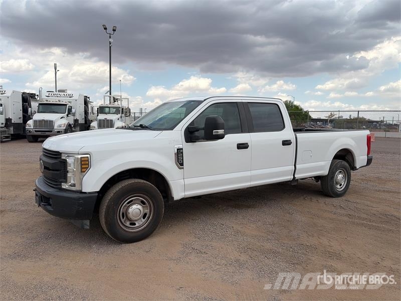 Ford F-250 XL 4x2 Crew Cab Pickup Други