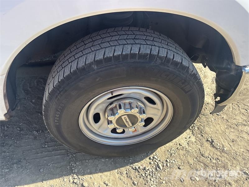 Ford F-250 XL 4x2 Crew Cab Pickup Ostalo