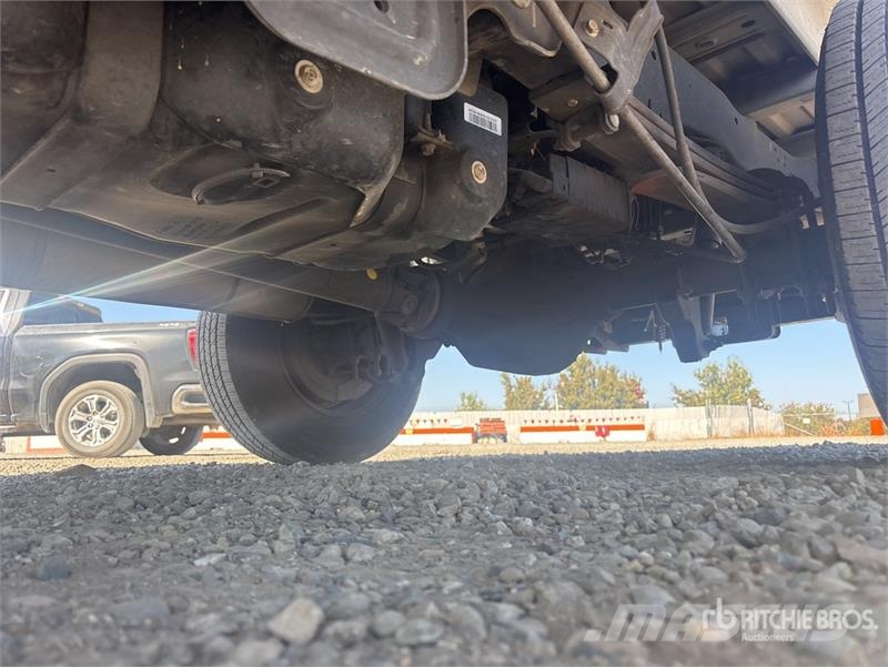 Ford F-250 XL 4x2 Crew Cab Pickup Ostalo