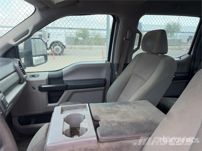 Ford F-250 XL 4x2 Crew Cab Pickup Други
