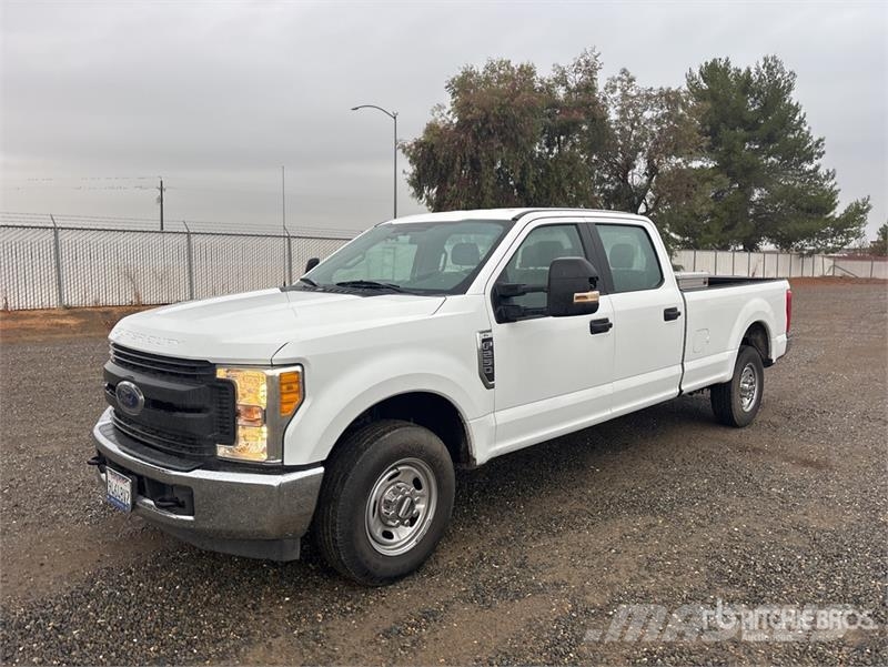 Ford F-250 XL 4x2 Crew Cab Pickup Furgoni altro