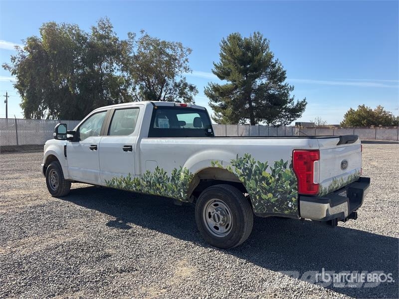 Ford F-250 XL 4x2 Crew Cab Pickup Egyéb