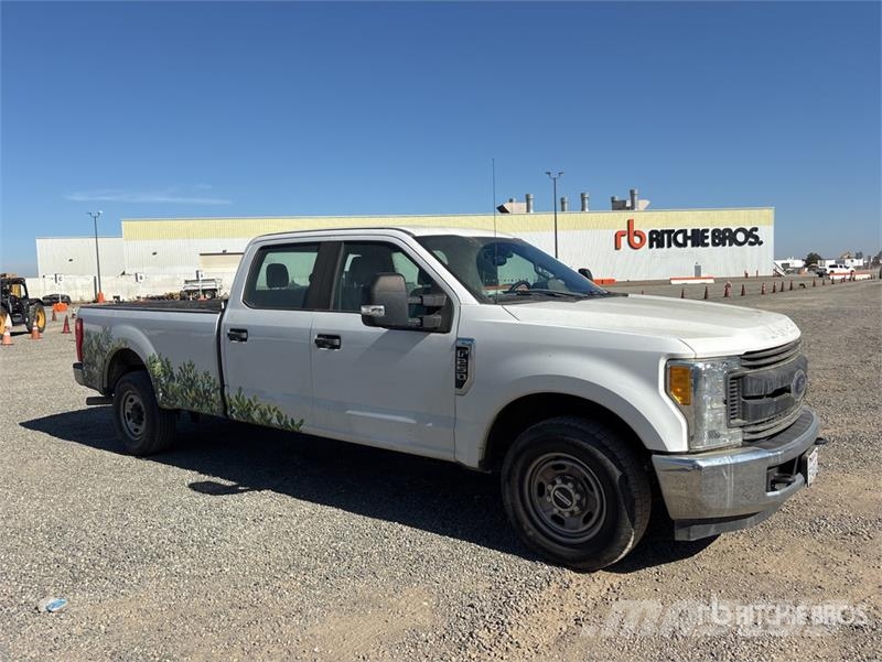 Ford F-250 XL 4x2 Crew Cab Pickup Egyéb