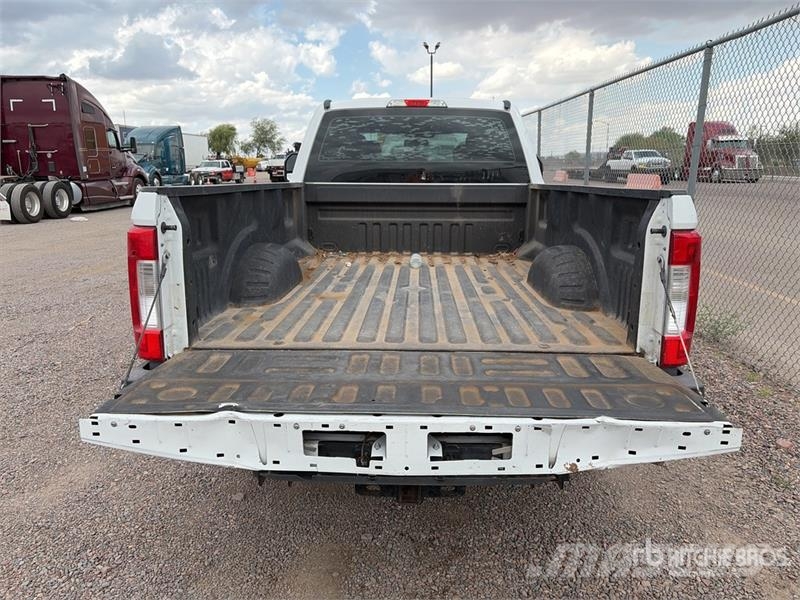 Ford F-250 XL 4x2 Crew Cab Pickup Други