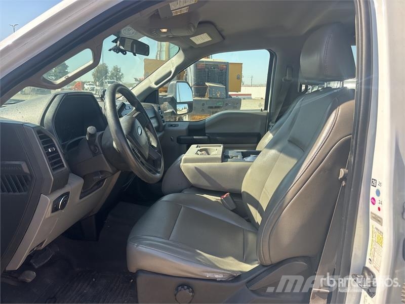 Ford F-250 XL 4x2 Crew Cab Pickup Ostalo