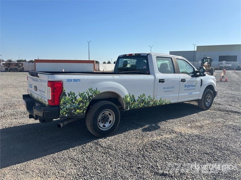 Ford F-250 XL 4x2 Crew Cab Pickup Andere Transporter