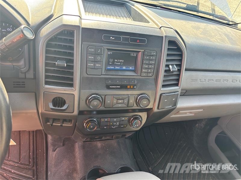 Ford F-250 XL 4x2 Crew Cab Pickup Andere Transporter