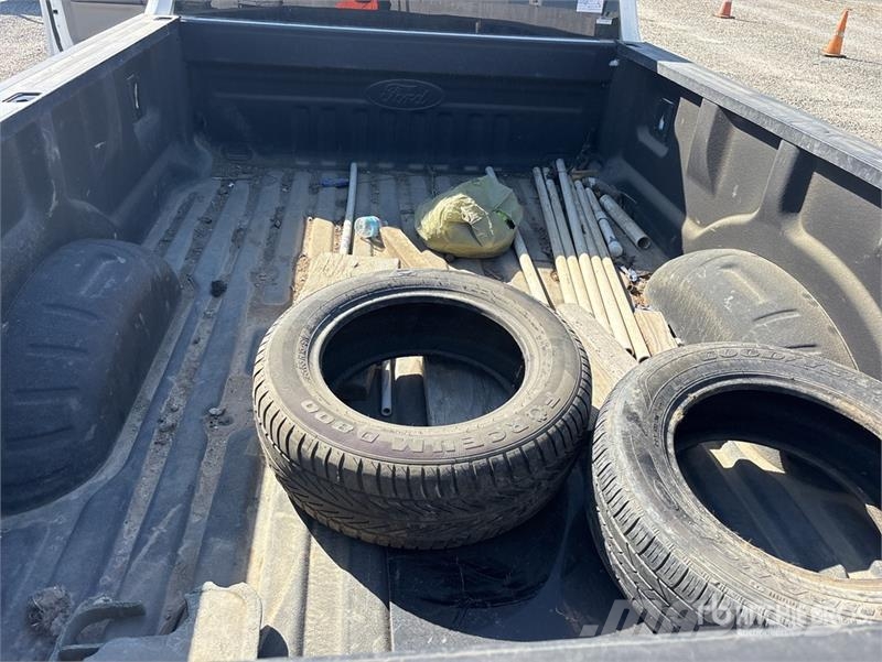 Ford F-250 XL 4x2 Crew Cab Pickup Egyéb