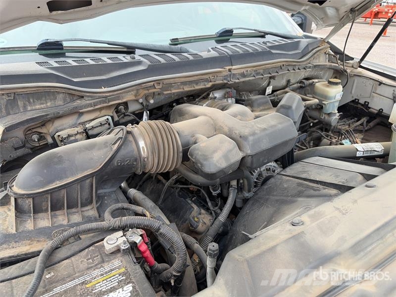Ford F-250 XL 4x2 Crew Cab Pickup Други