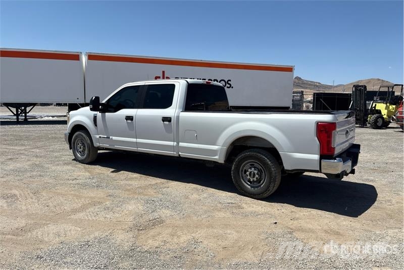 Ford F-250 XL 4x2 Crew Cab Pickup Άλλα Vans