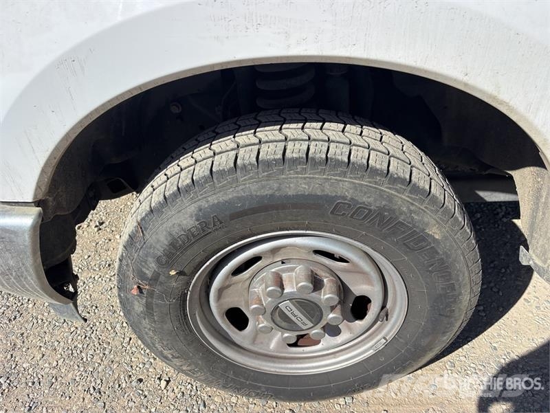 Ford F-250 XL 4x2 Crew Cab Pickup Egyéb