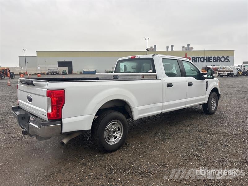 Ford F-250 XL 4x2 Crew Cab Pickup Furgoni altro