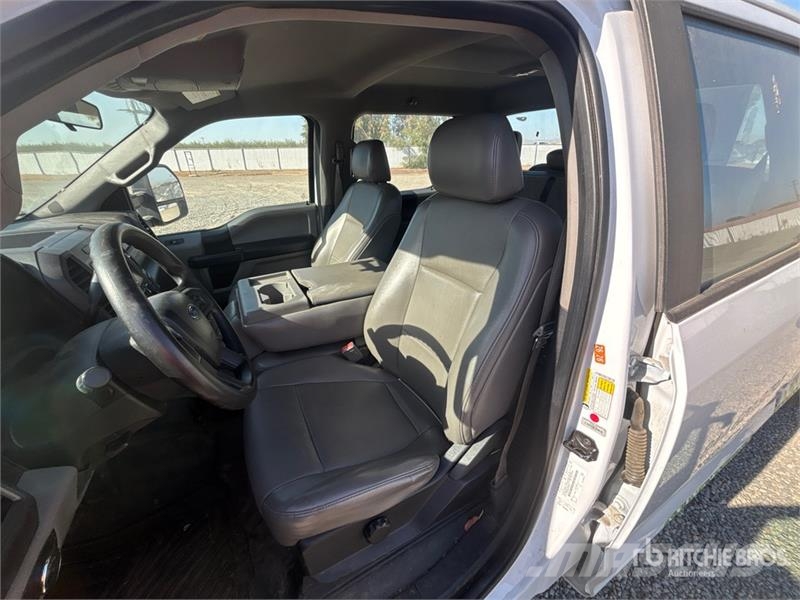 Ford F-250 XL 4x2 Crew Cab Pickup Andere Transporter