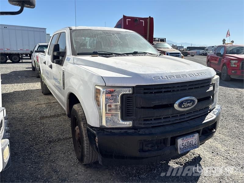 Ford F-250 XL 4x2 Crew Cab Pickup 其他