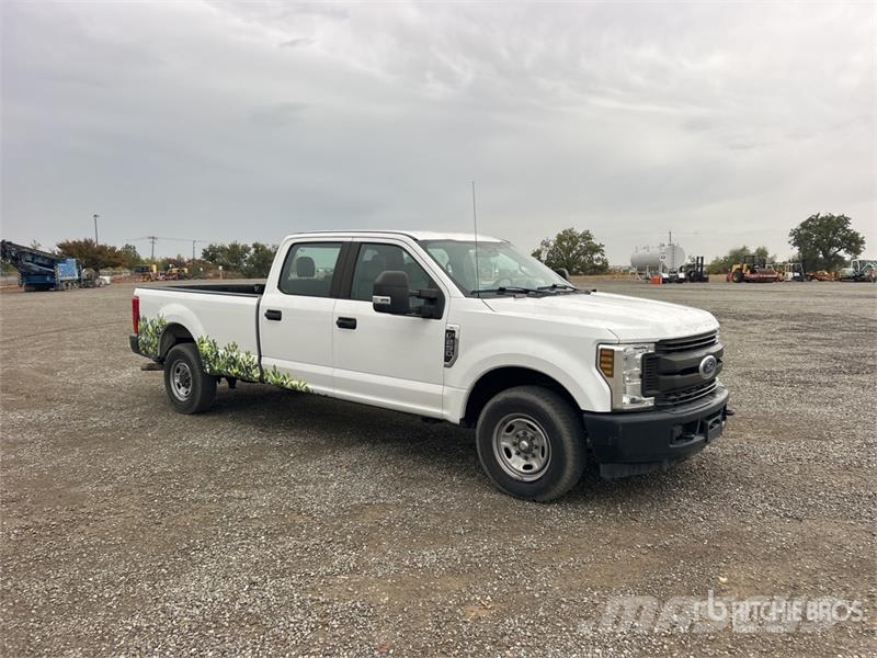 Ford F-250 XL 4x2 Crew Cab Pickup Furgoni altro