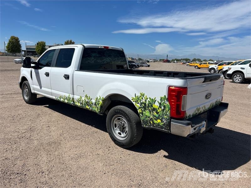 Ford F-250 XL 4x2 Crew Cab Pickup Muu