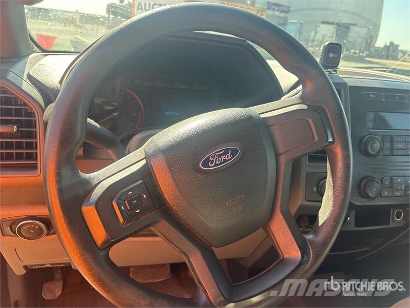 Ford F-250 XL 4x2 Crew Cab Pickup Ostalo
