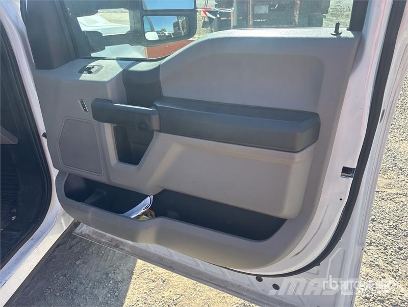 Ford F-250 XL 4x2 Crew Cab Pickup Ostalo