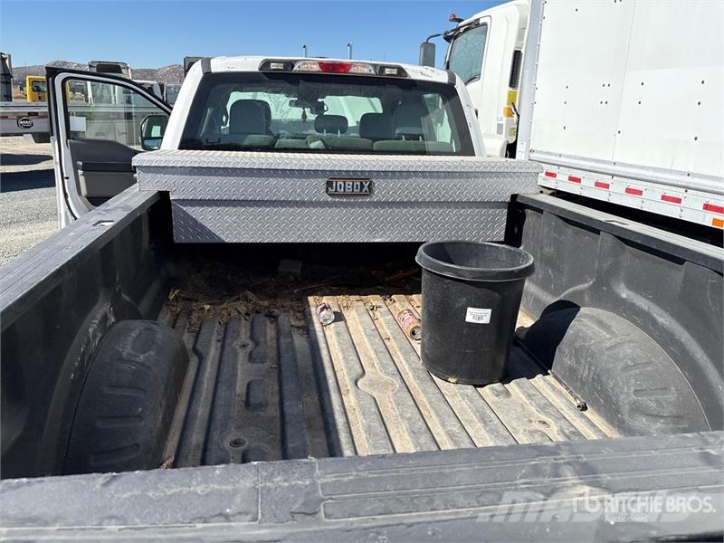 Ford F-250 XL 4x2 Crew Cab Pickup 其他