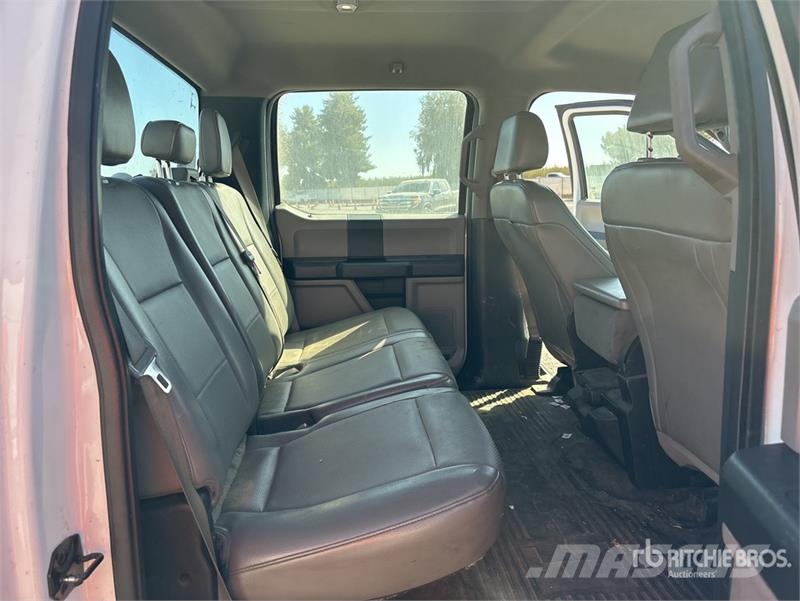 Ford F-250 XL 4x2 Crew Cab Pickup Egyéb