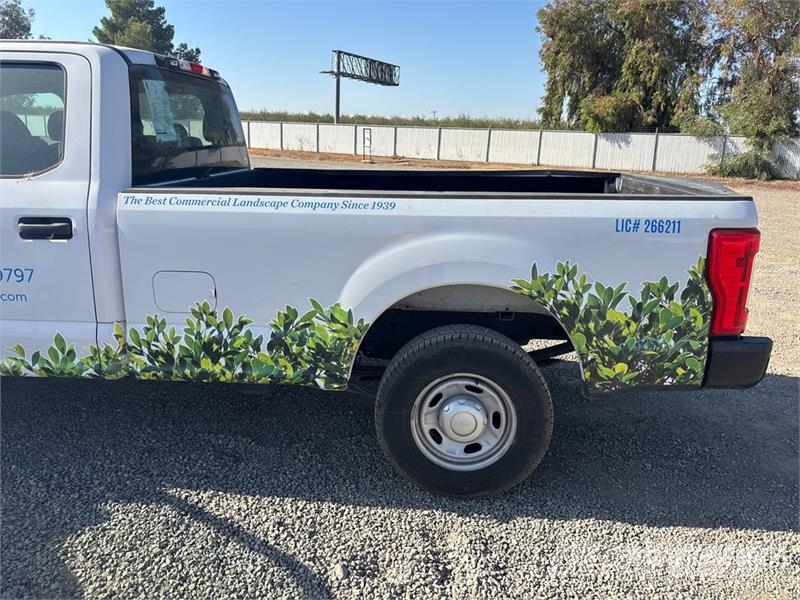 Ford F-250 XL 4x2 Crew Cab Pickup Andere Transporter