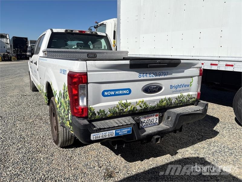 Ford F-250 XL 4x2 Crew Cab Pickup 其他