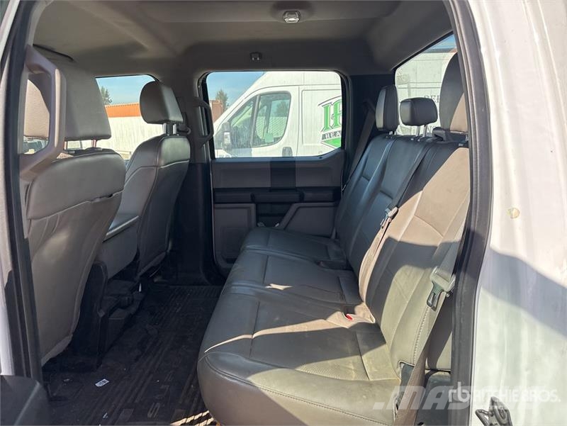 Ford F-250 XL 4x2 Crew Cab Pickup Egyéb