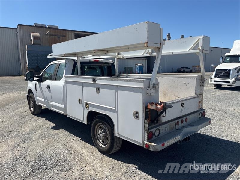 Ford F-250 XL 4x2 Extended Cab Utility Truck Kis teherszállító/Platós kocsi