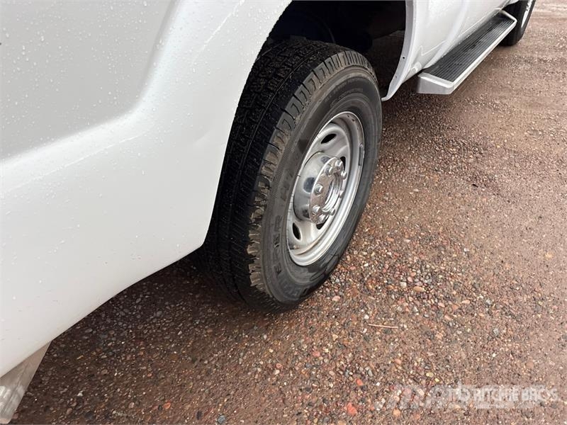 Ford F-250 XL 4x2 Extended Cab Pickup Další