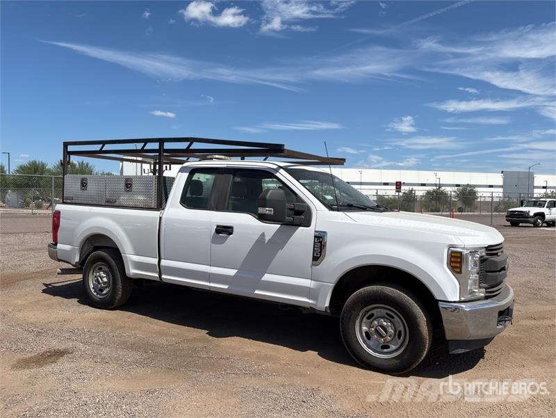Ford F-250 XL 4x2 Extended Cab Pickup Diger