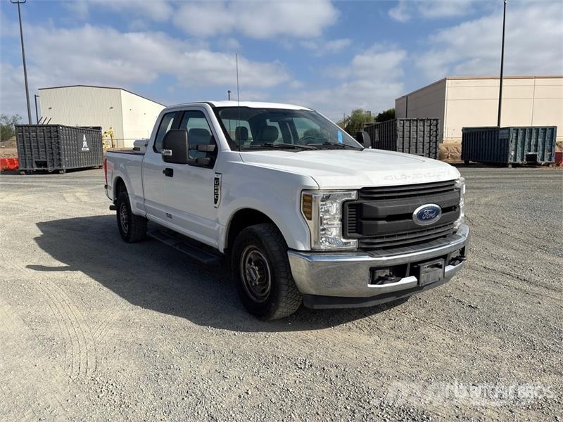 Ford F-250 XL 4x2 Extended Cab Pickup Ostalo