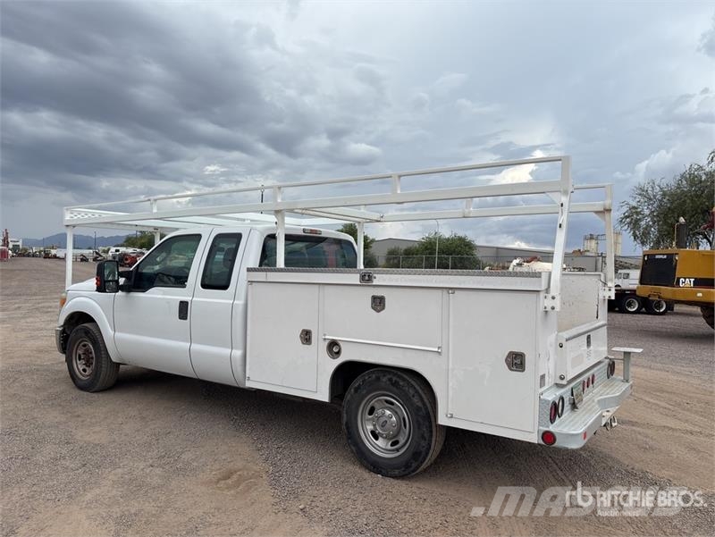 Ford F-250 XL 4x2 Extended Cab Utility Truck Пикапи