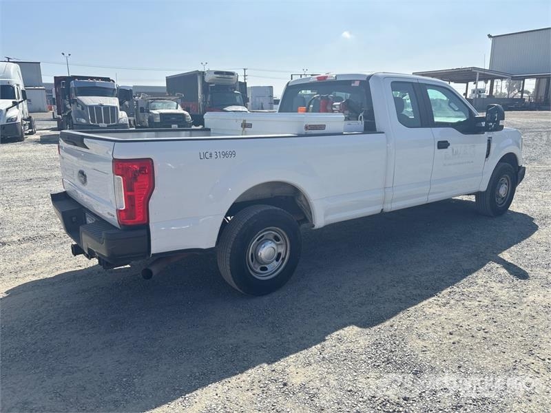 Ford F-250 XL 4x2 Extended Cab Pickup Други