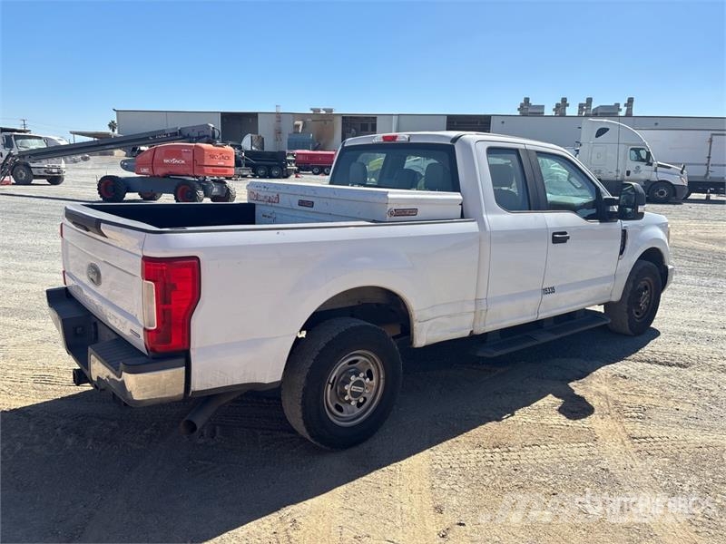 Ford F-250 XL 4x2 Extended Cab Pickup Ostalo