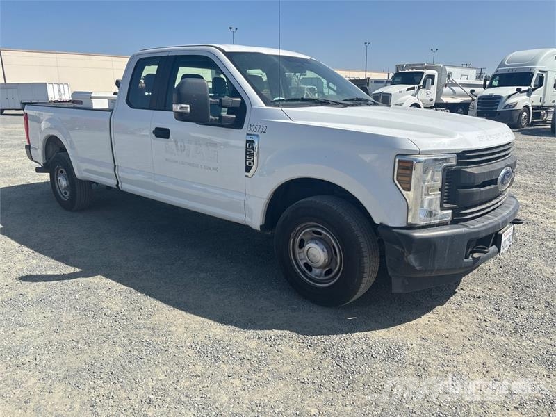 Ford F-250 XL 4x2 Extended Cab Pickup Други